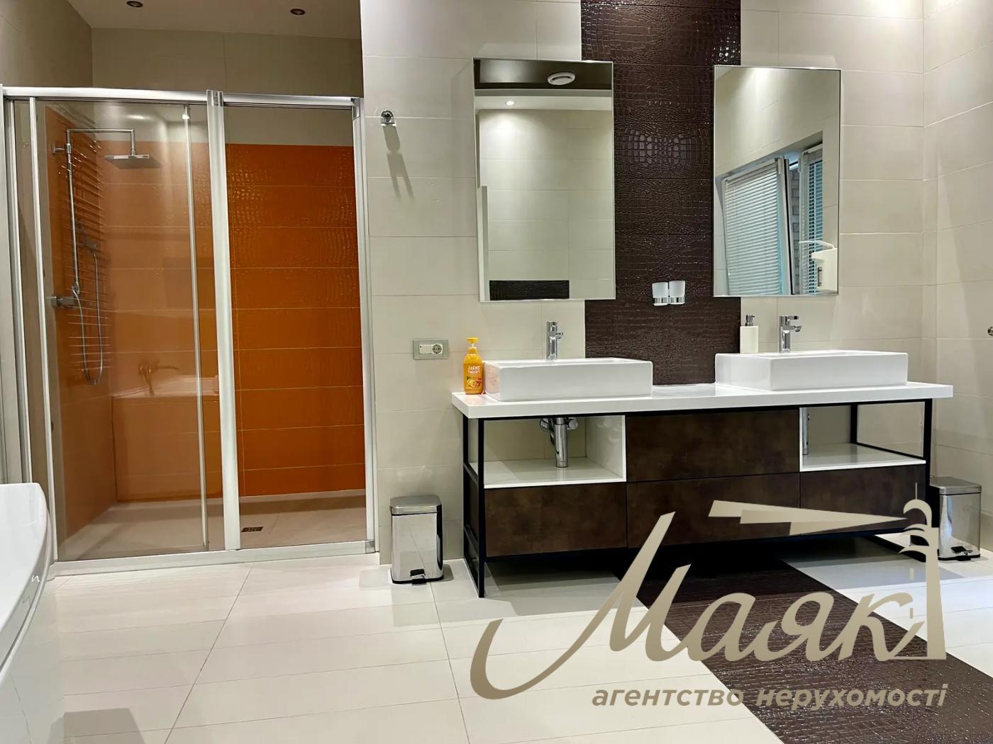 Оренда двоповерхового будинку 435 м² у с. Лісники, КМ "Зелений Гай".