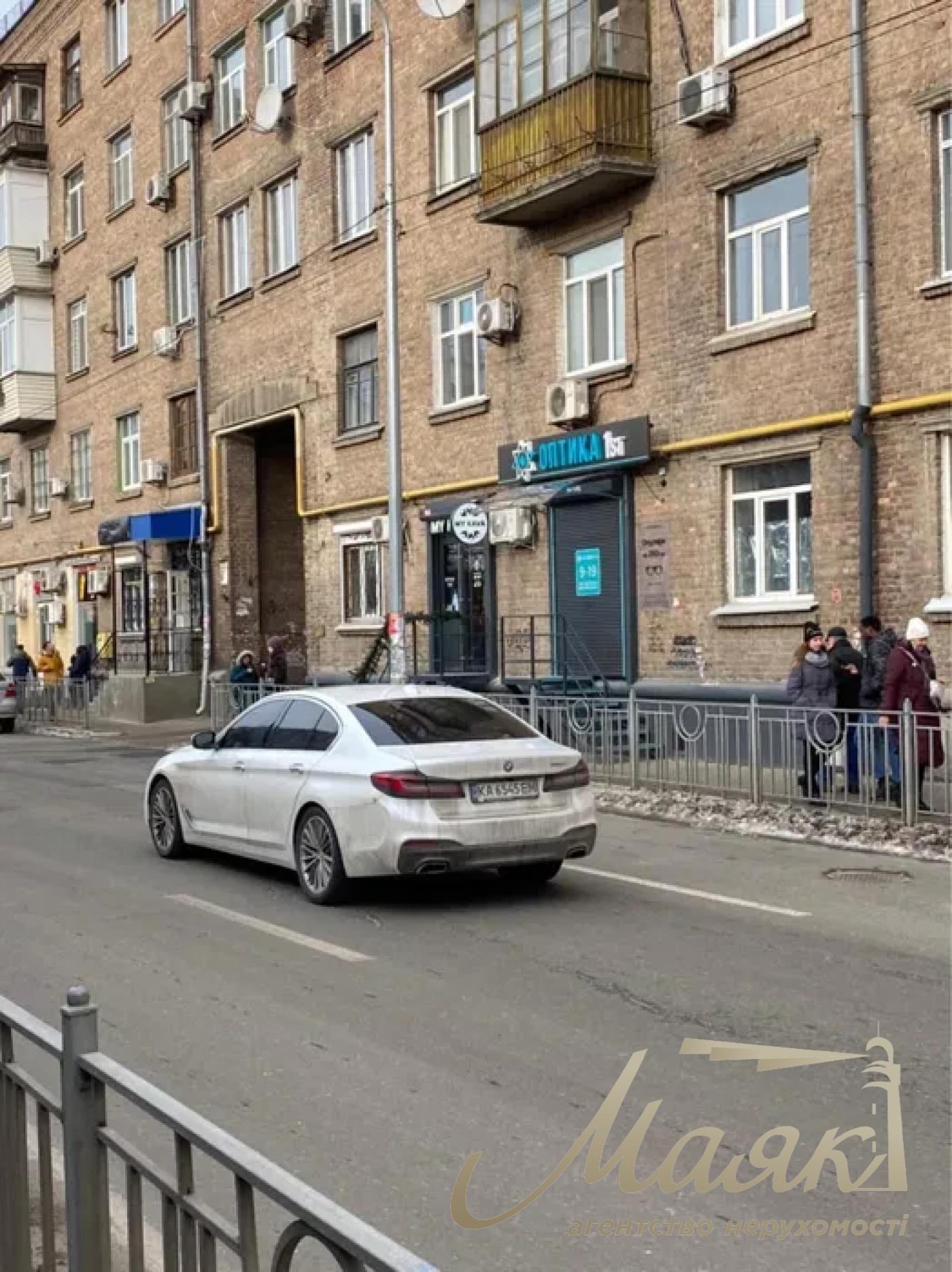 Оренда фасадного приміщення 40,3 м.кв. Поділ