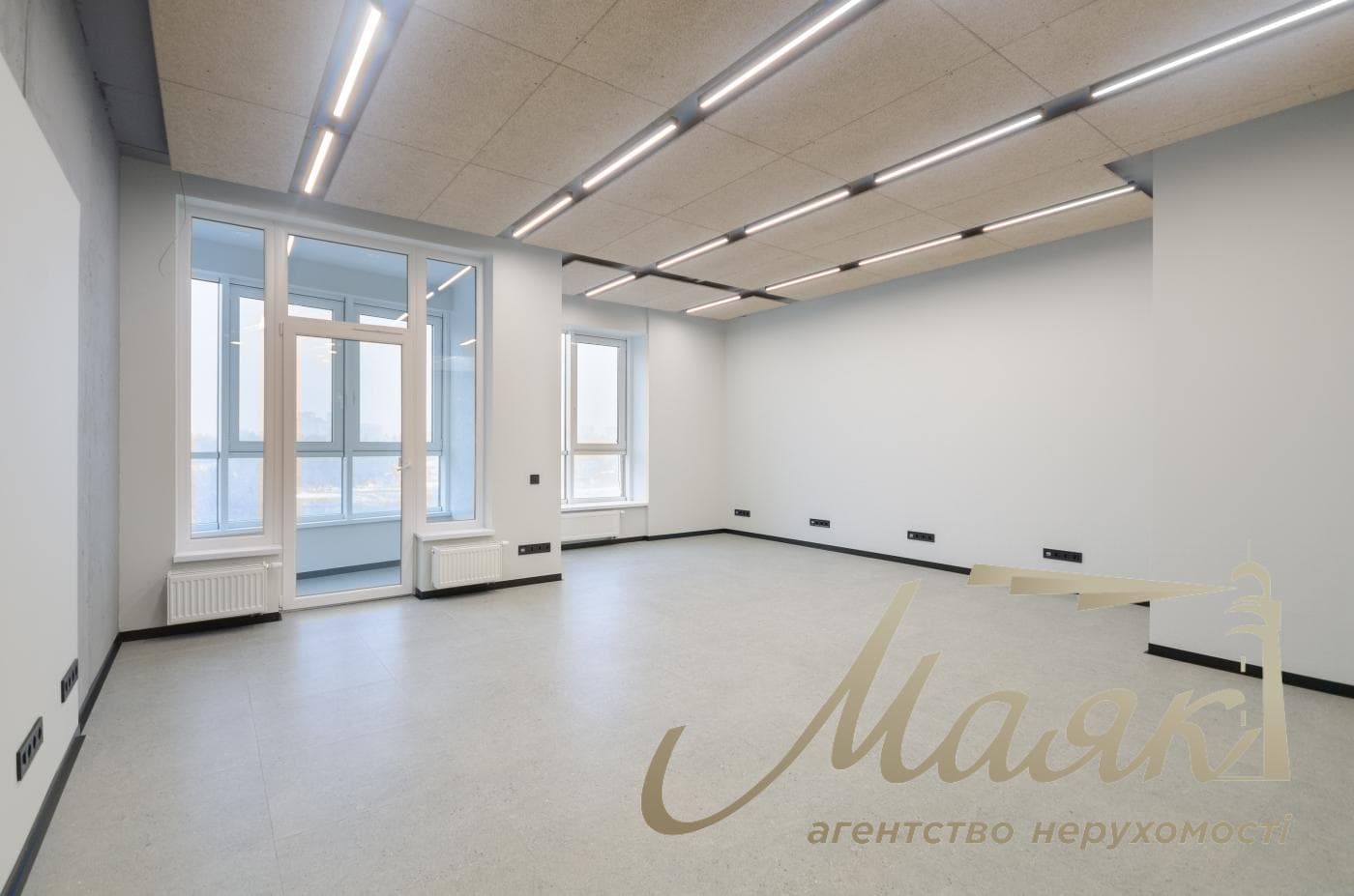 Office for rent 172m2 in Vladimirsky Residential Complex at 109 Antonovicha Street.
