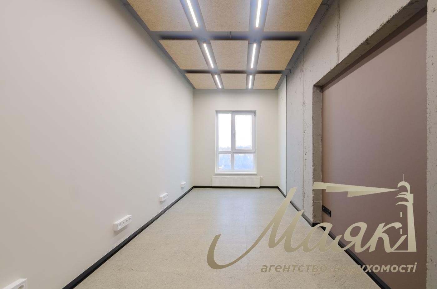 Office for rent 172m2 in Vladimirsky Residential Complex at 109 Antonovicha Street.