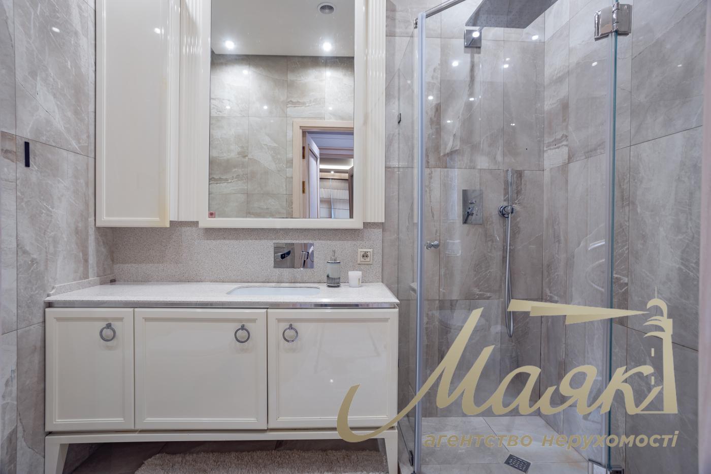 Rent 3-bedroom apartment LCD Novopecherskie Lipki, Verkhoglyada street (Dragomirov)
