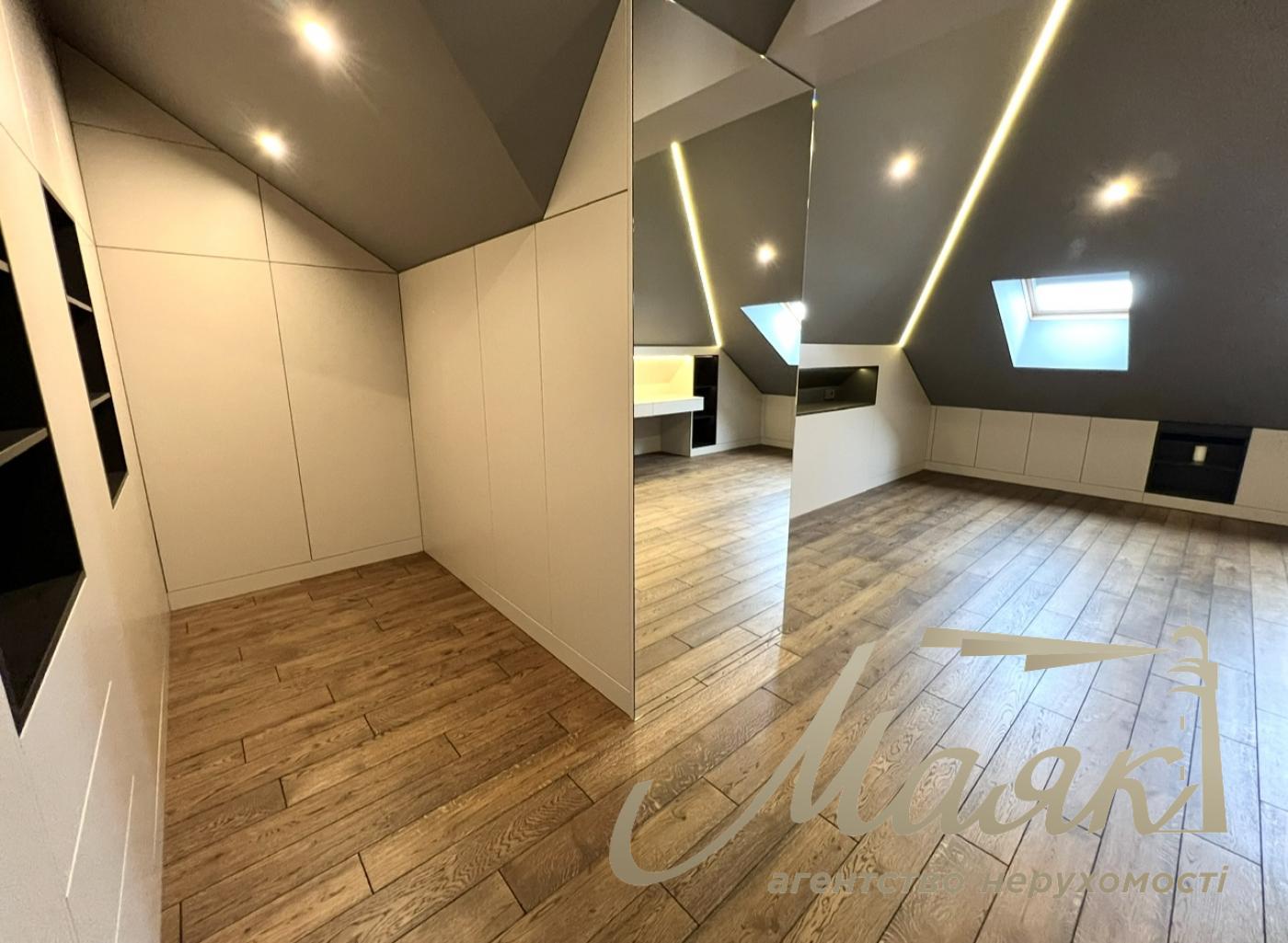 House for sale with designer renovation 356m2 in Ivankovichi