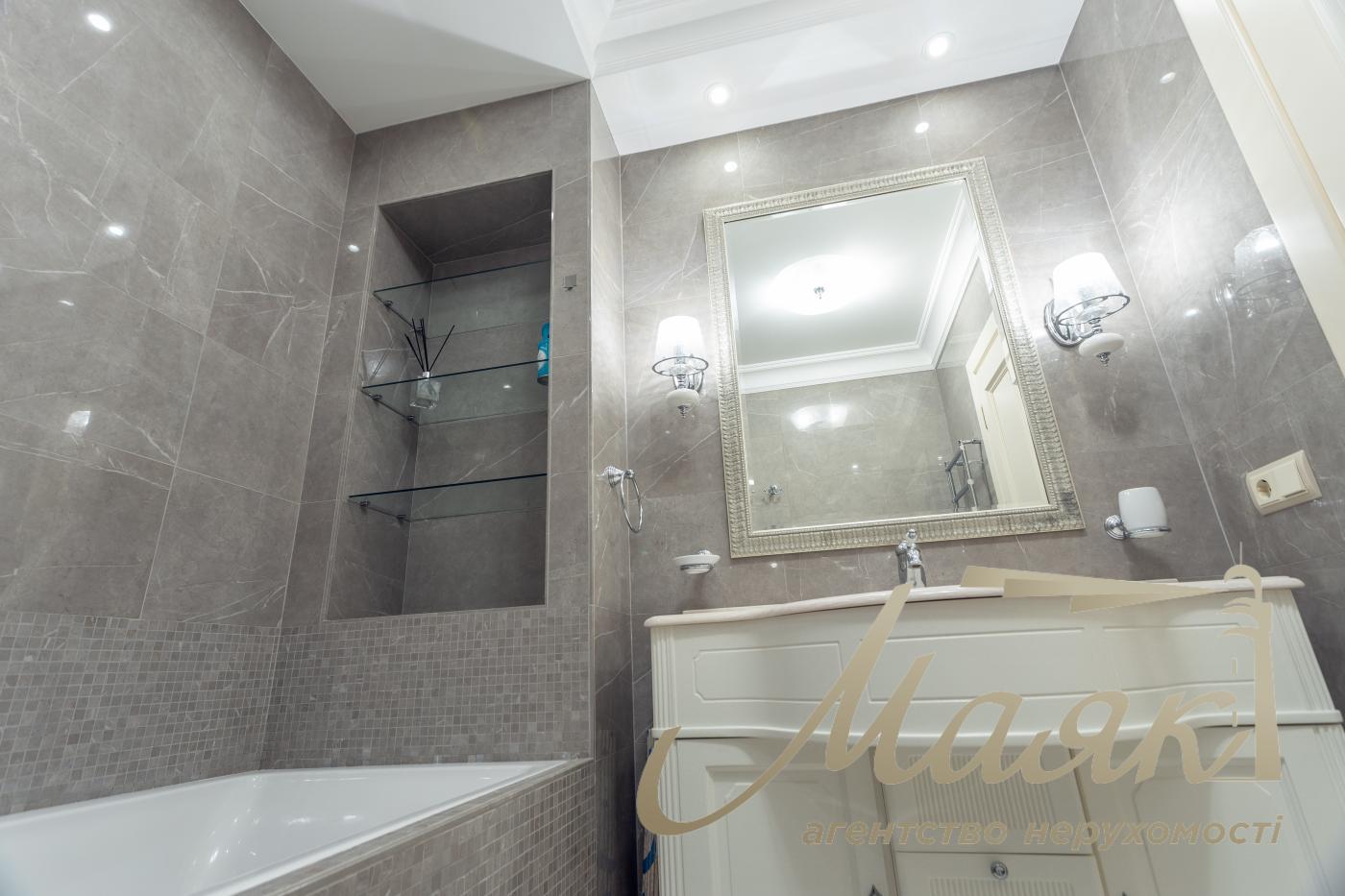 Sale 4k apartment with parking place in LCD Zverinetskyi, Pechersk, Kiev