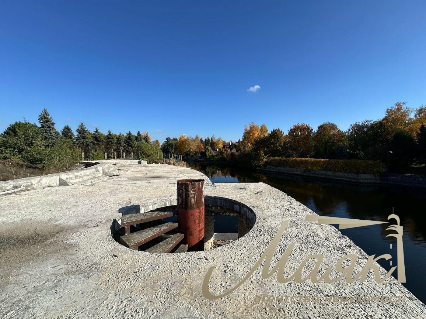 Sale of a plot with access to the Dnieper River. In the city on the Dam.