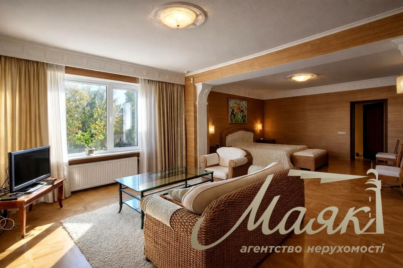 Selling a house on the Dnieper 700m2 in s.Kozin, Dam 2 km with a swimming pool in Kozin/Koncha Zaspa, Obukhiv direction, Kyiv region 45 hectares of land.