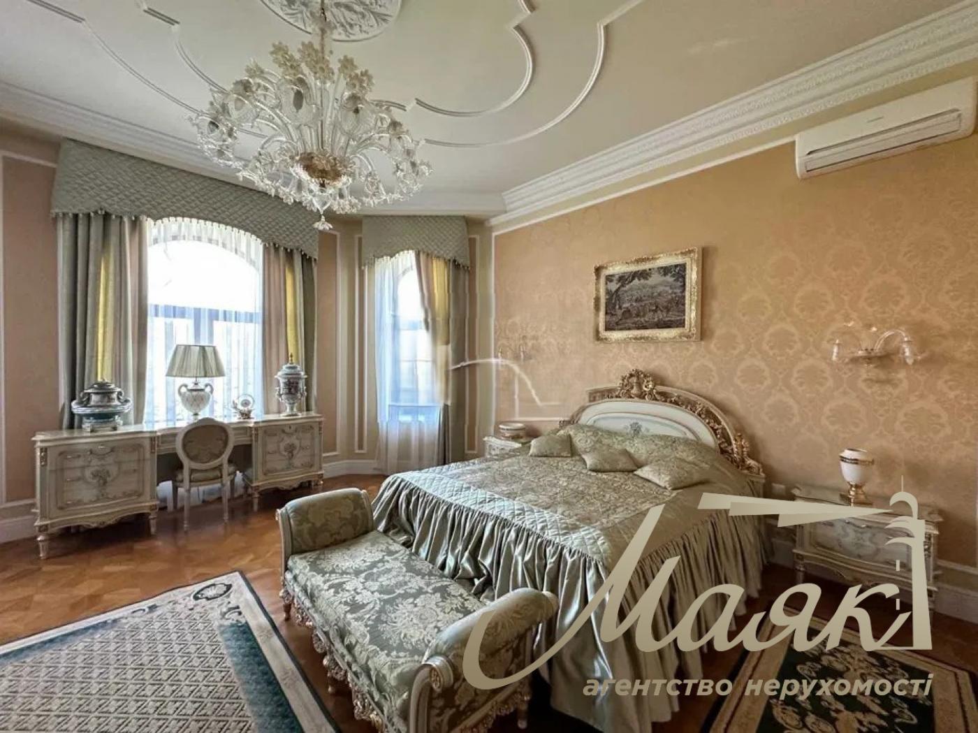 We offer for sale VIP-house in the cottage town "Golden Gate" (Koncha-Zaspa), Obukhovsky district.