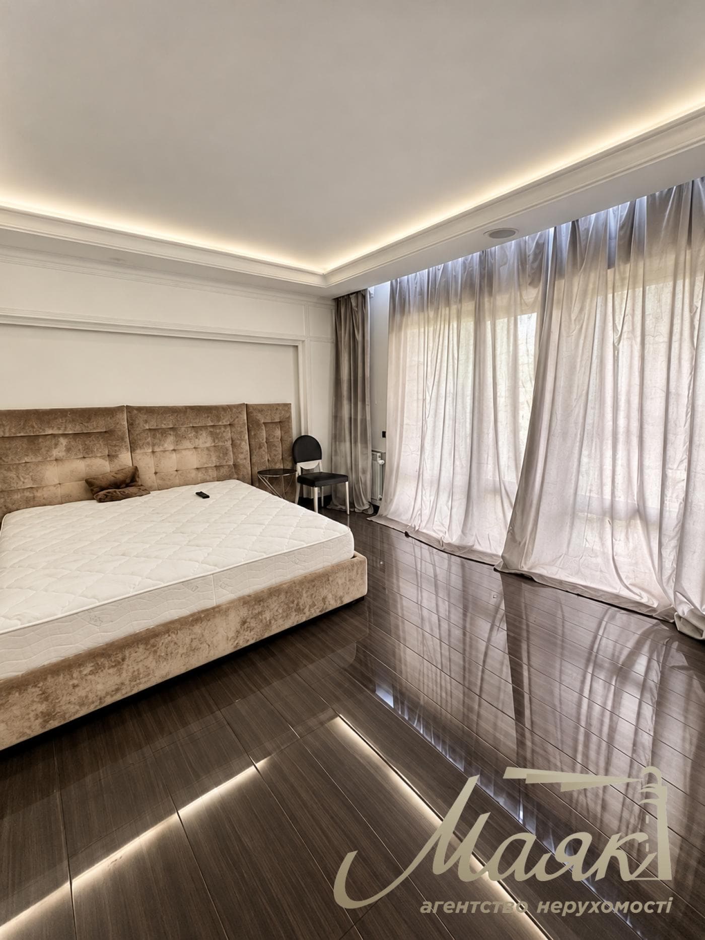 Оренда стильного дворівневого будинку площею 340 м² з каміном, терасою та ландшафтним дизайном, с. Креничі, Обухівський напрямок, Київська область