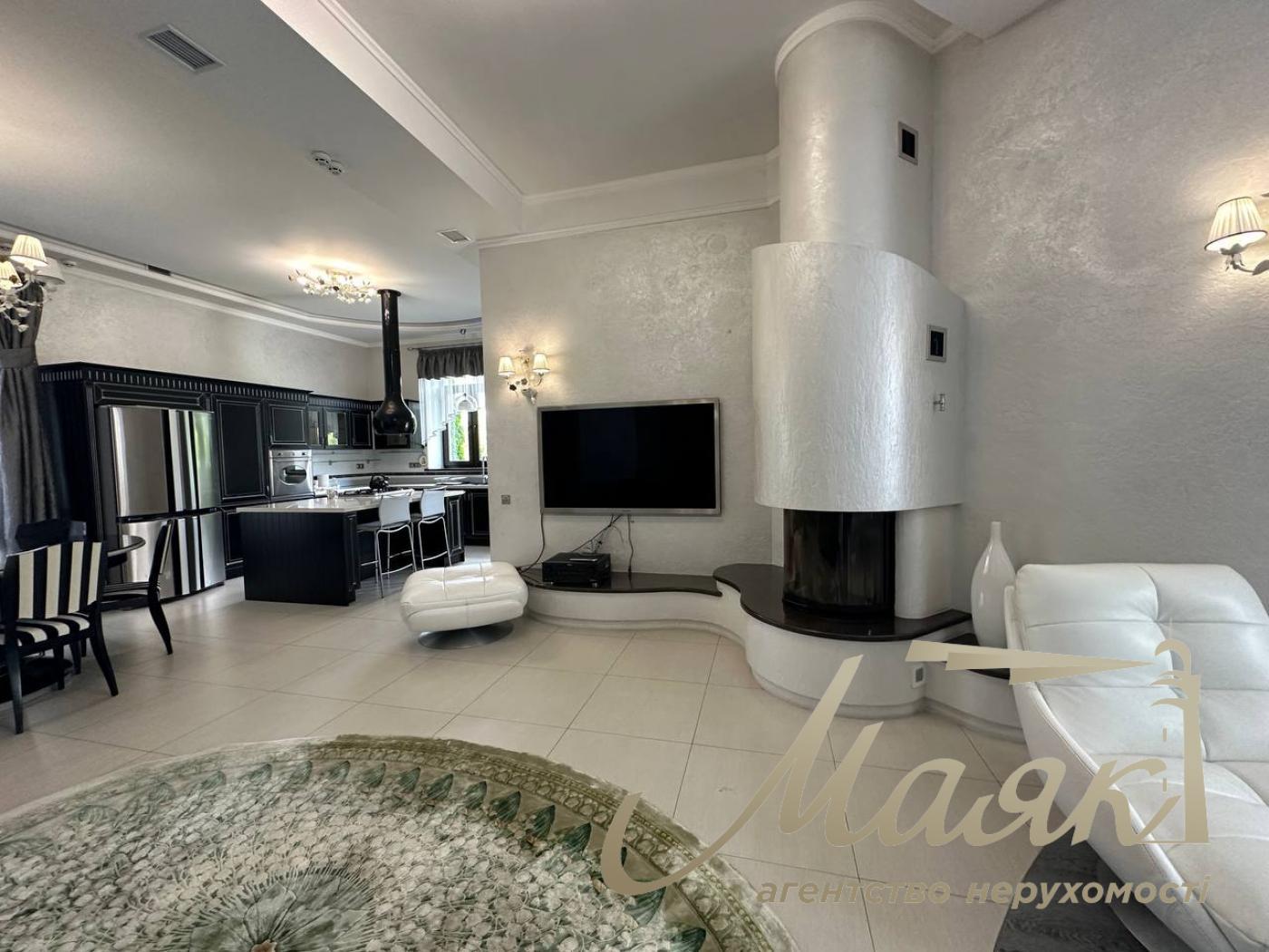 Оренда резиденції з двох будинків на 60 сотках землі в Хуторі Мриги, Голосіївський район, Київ.