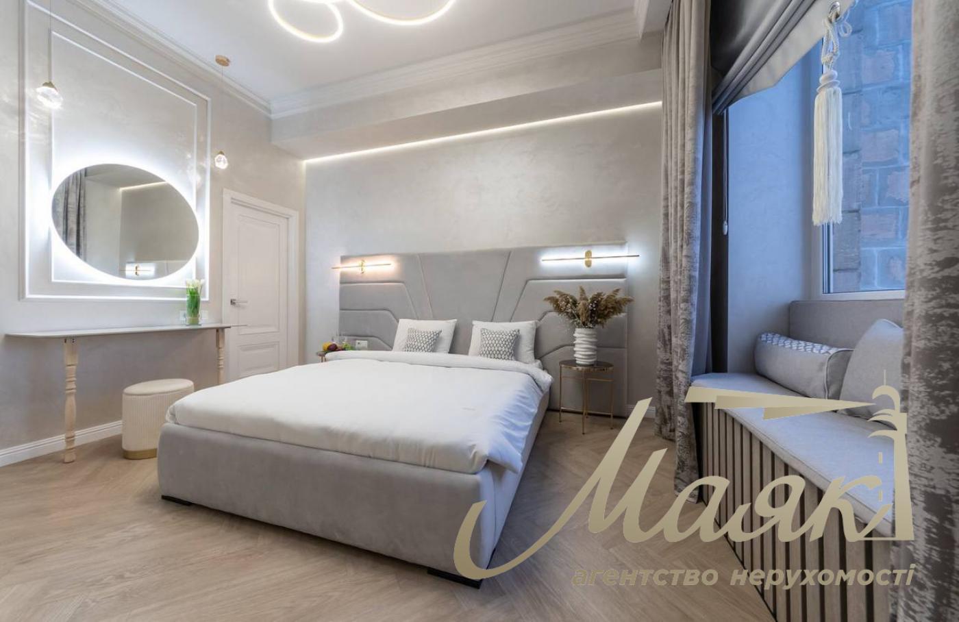 Rent a 4-room apartment on Khreshchatyk