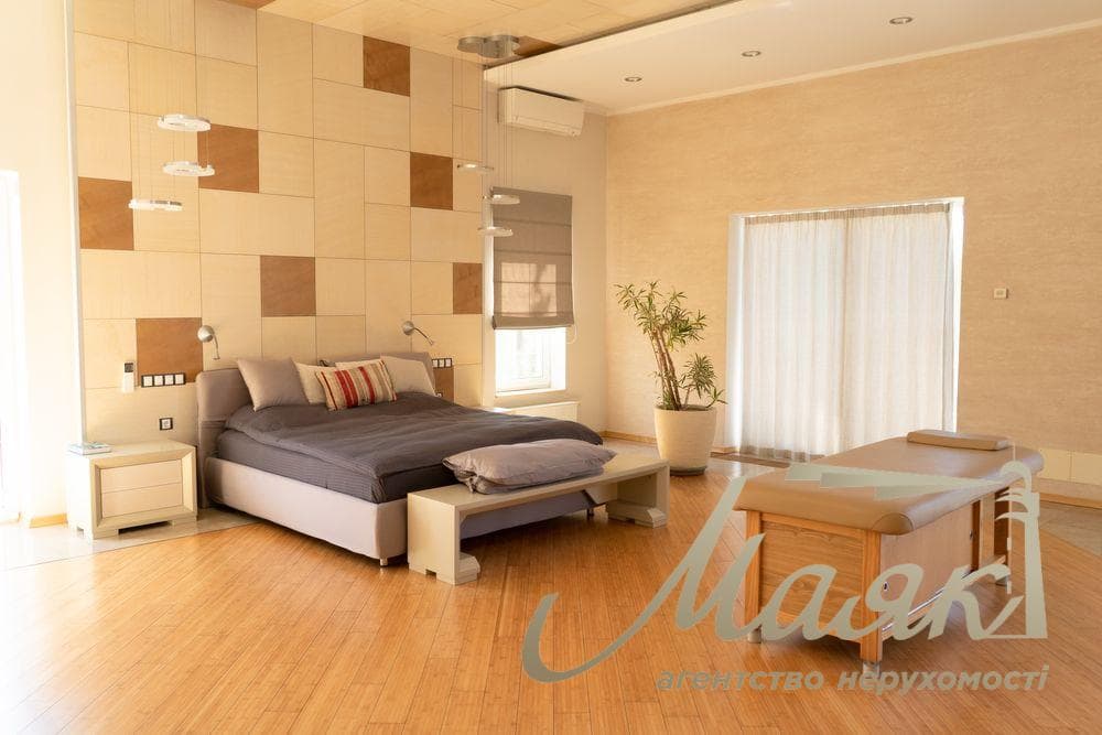 Продаж будинку з басейном 587м2 у с.Ходосівка, Новообухівський напрямок, Київська область.