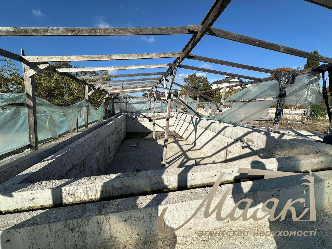 Sale of a plot with access to the Dnieper River. In the city on the Dam.