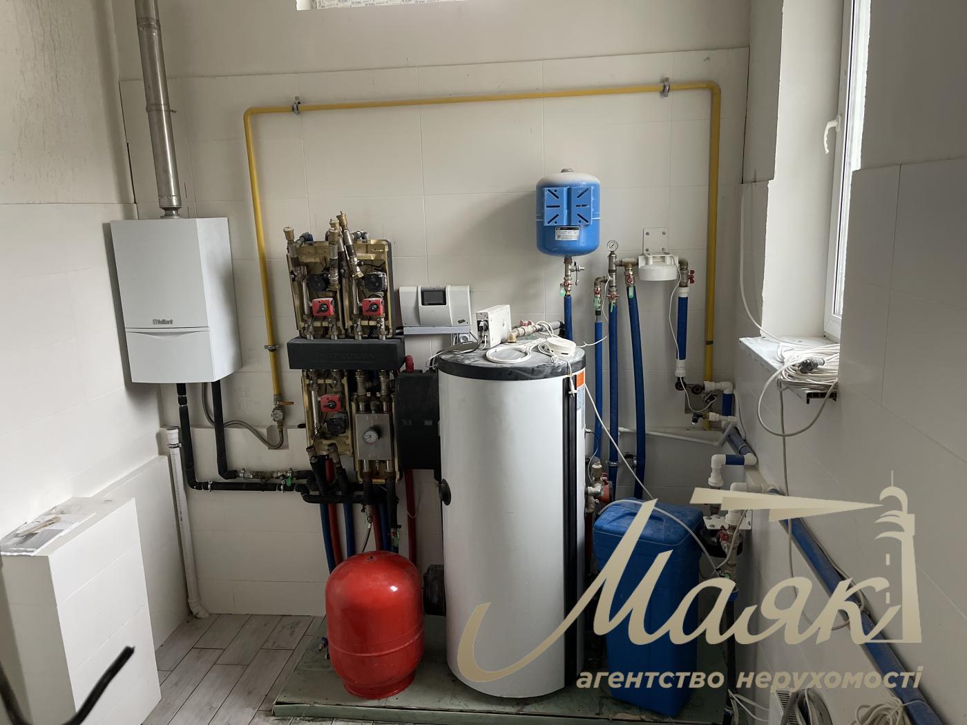 Продаж будинку з гаражем 365м2, ділянка 15 соток у КМ "ОБРІЙ - К" вул. Центральна, у с. Козин,