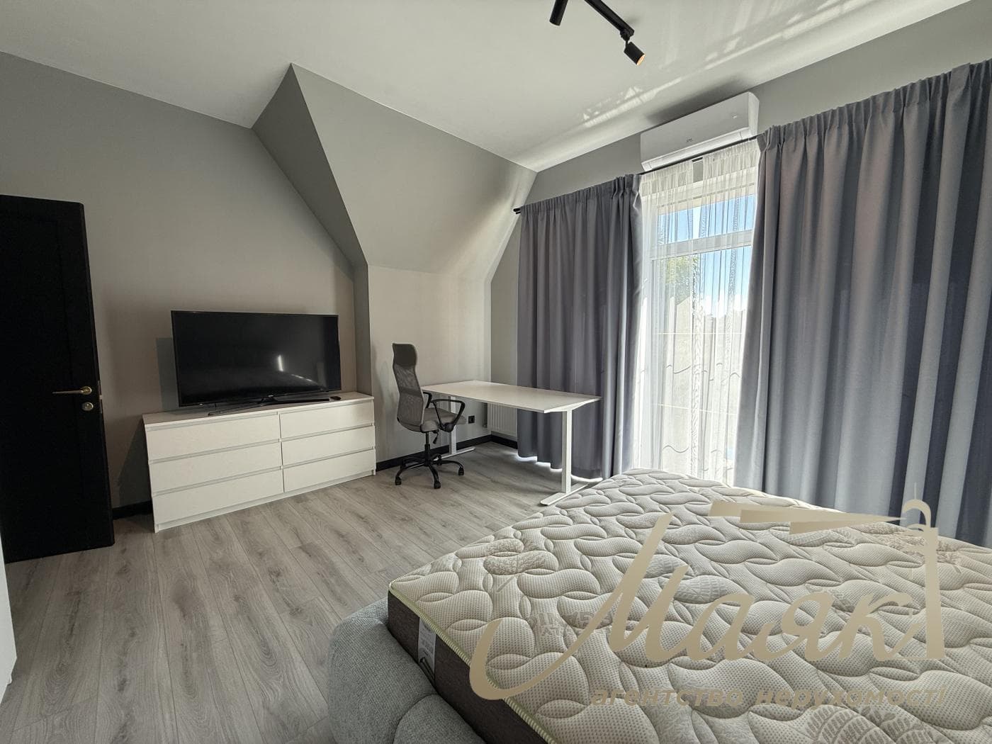 Оренда 3-поверхового таунхауса площею 220 м², Козин, КГ Montana Village