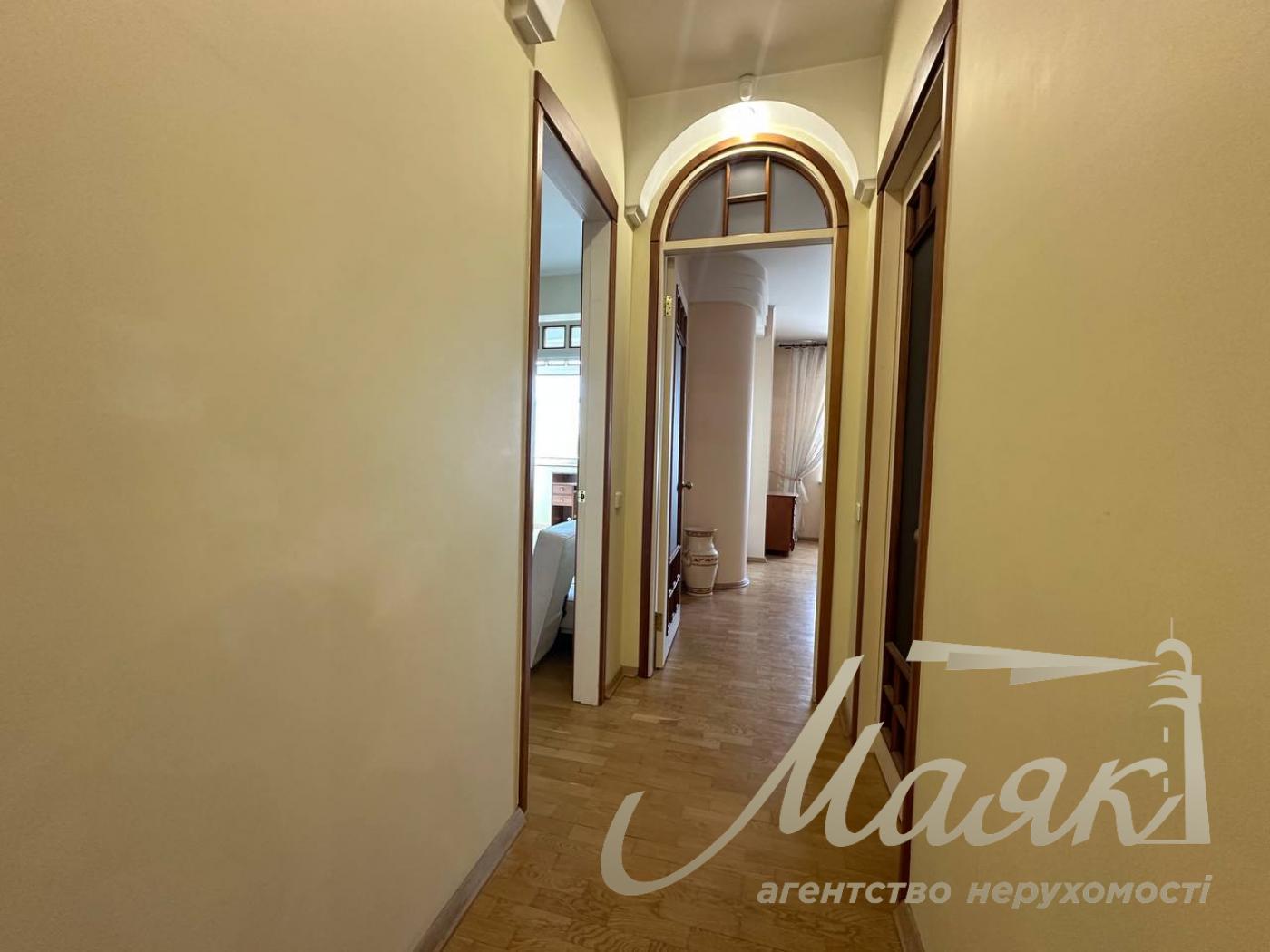 Оренда дворівневої квартири по вул.Верхогляда/Драгомирова 4, Печерський район.