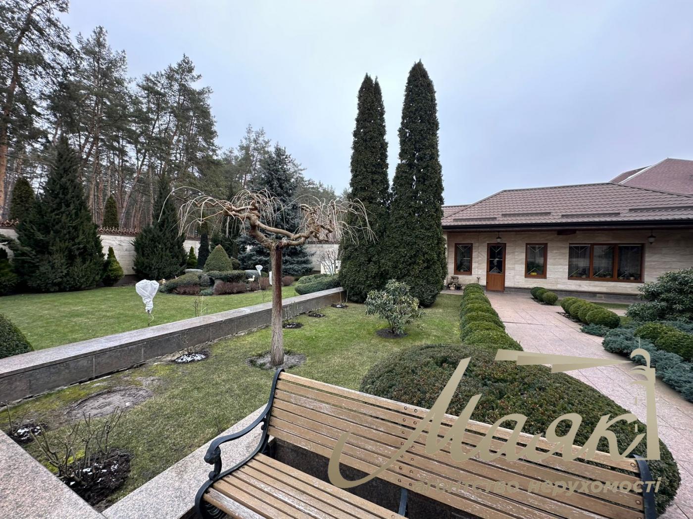 We offer for sale a luxurious house in Petropavlovska Borschagovka, Kiev, just 3 minutes from the city.