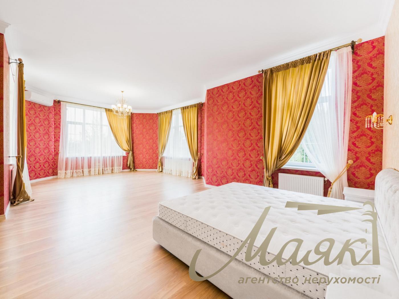 Rent of 3-storey house (840m2) s.Kozin