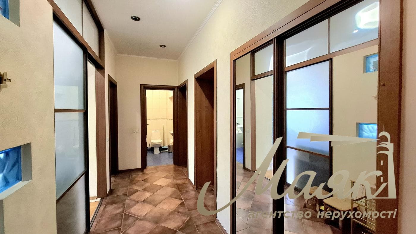 Rent a renovated 3-bedroom apartment in Kyiv, Right Bank, Solomyanskyi District, 40 Lypkivskoho St., Vokzalna Metro Station