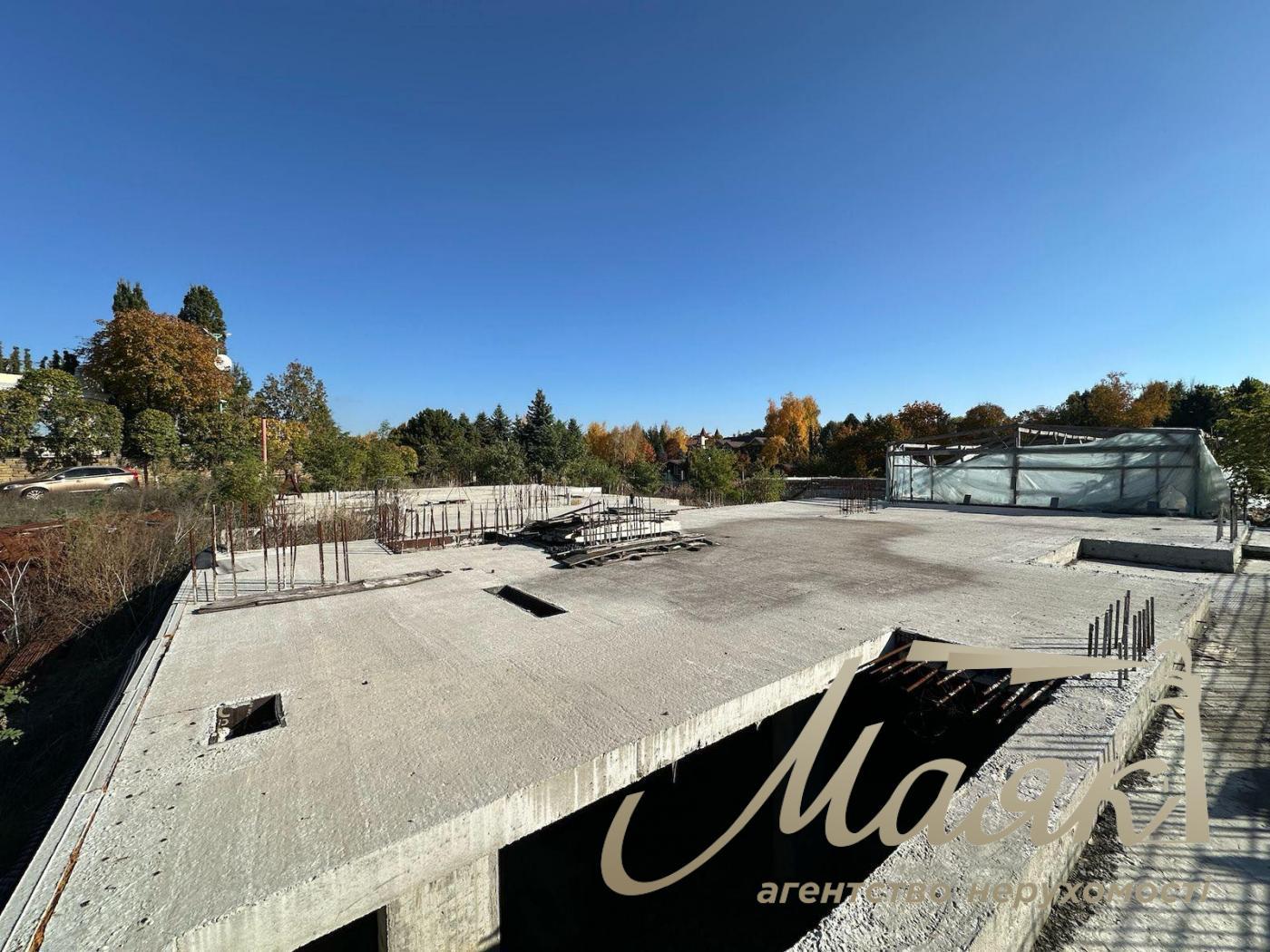 Sale of a plot with access to the Dnieper River. In the city on the Dam.