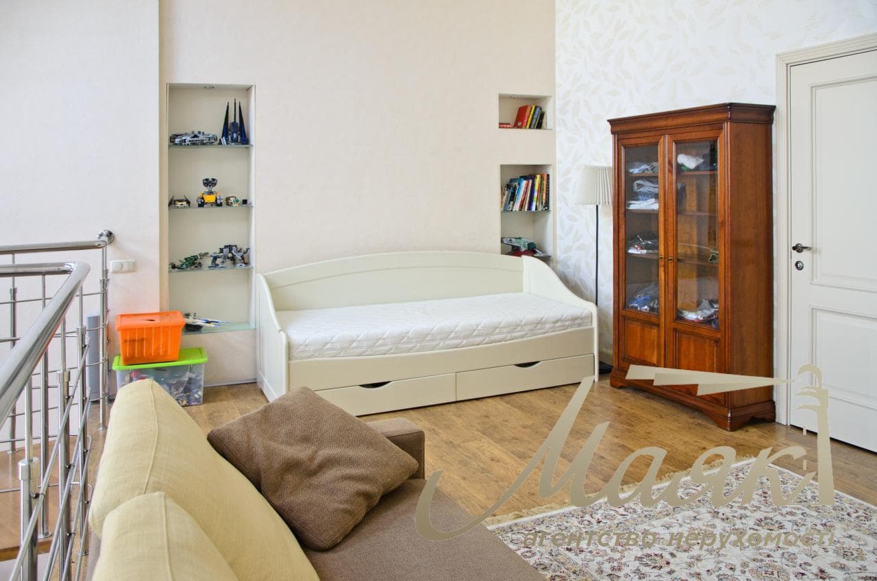 For sale 4-room apartment, Sofiyskaya Square