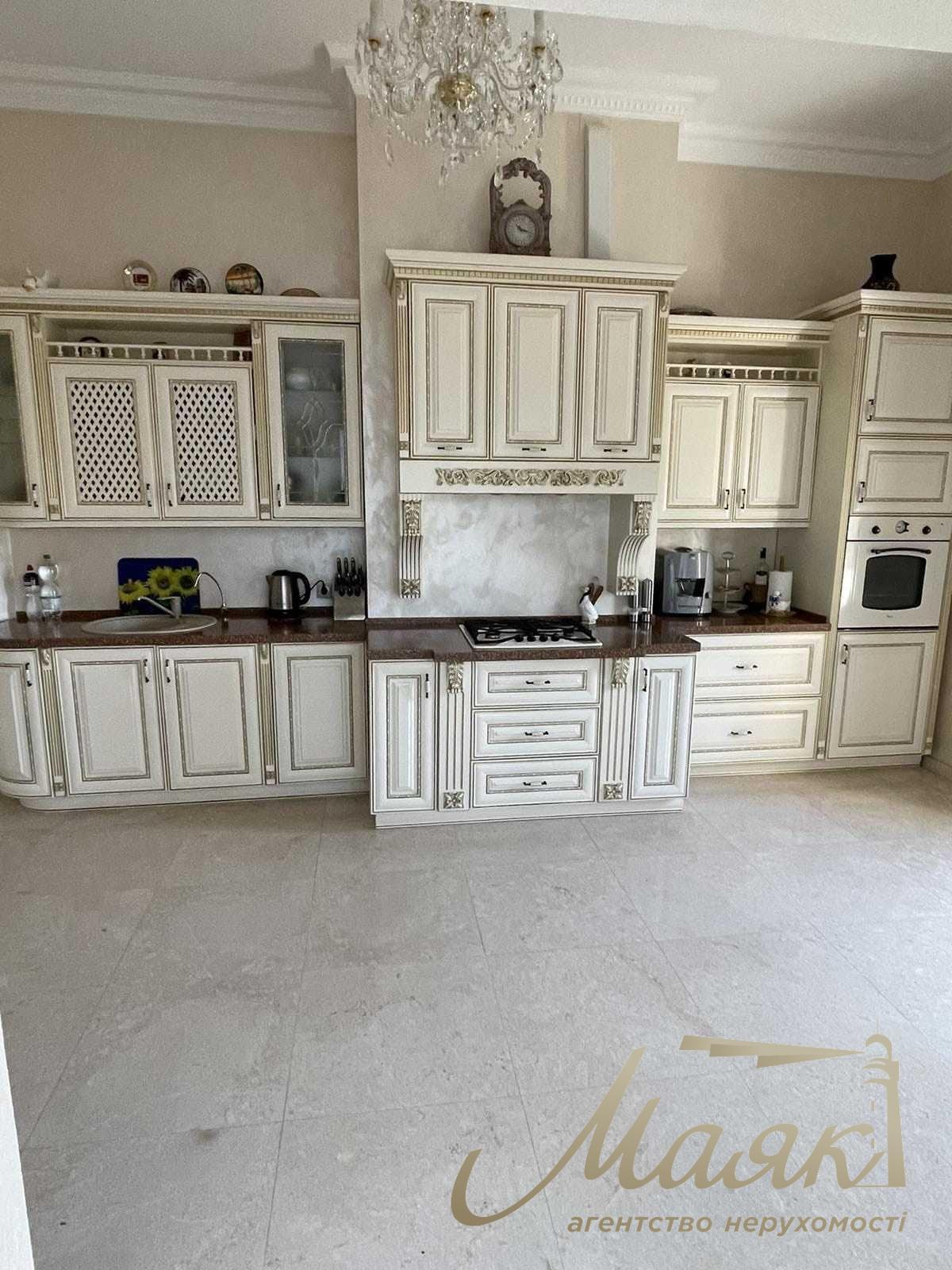 Продажа дома 630м2 с басейном в с.Лесники, Киево-Святошинский район,