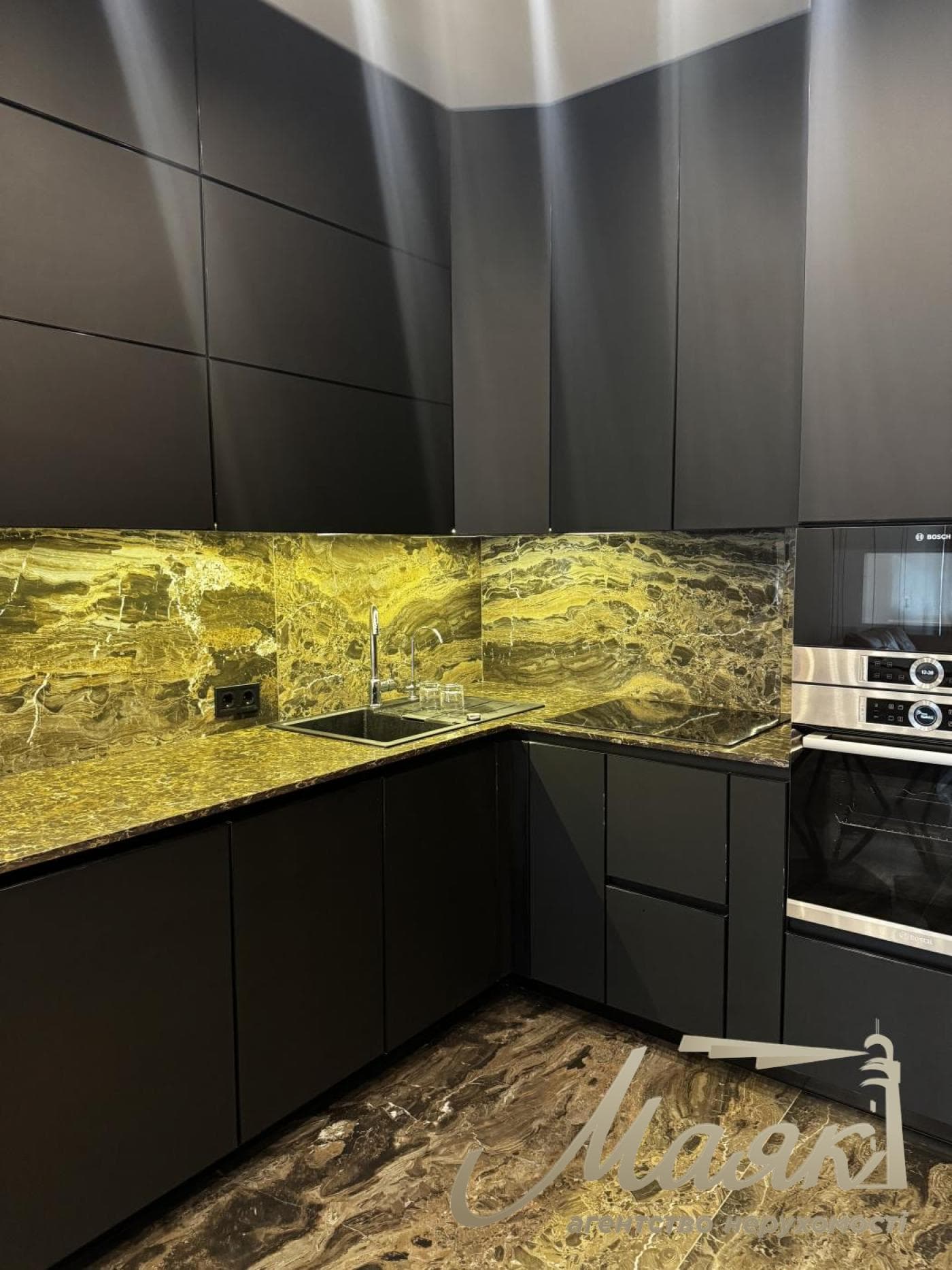 Rent 3 bedroom apartment in LCDDelmar, 90m, Pechersk