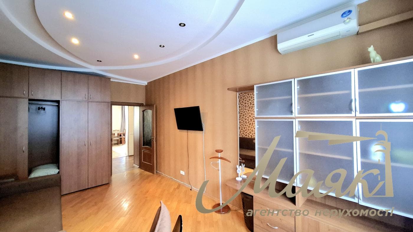 Rent a renovated 3-bedroom apartment in Kyiv, Right Bank, Solomyanskyi District, 40 Lypkivskoho St., Vokzalna Metro Station