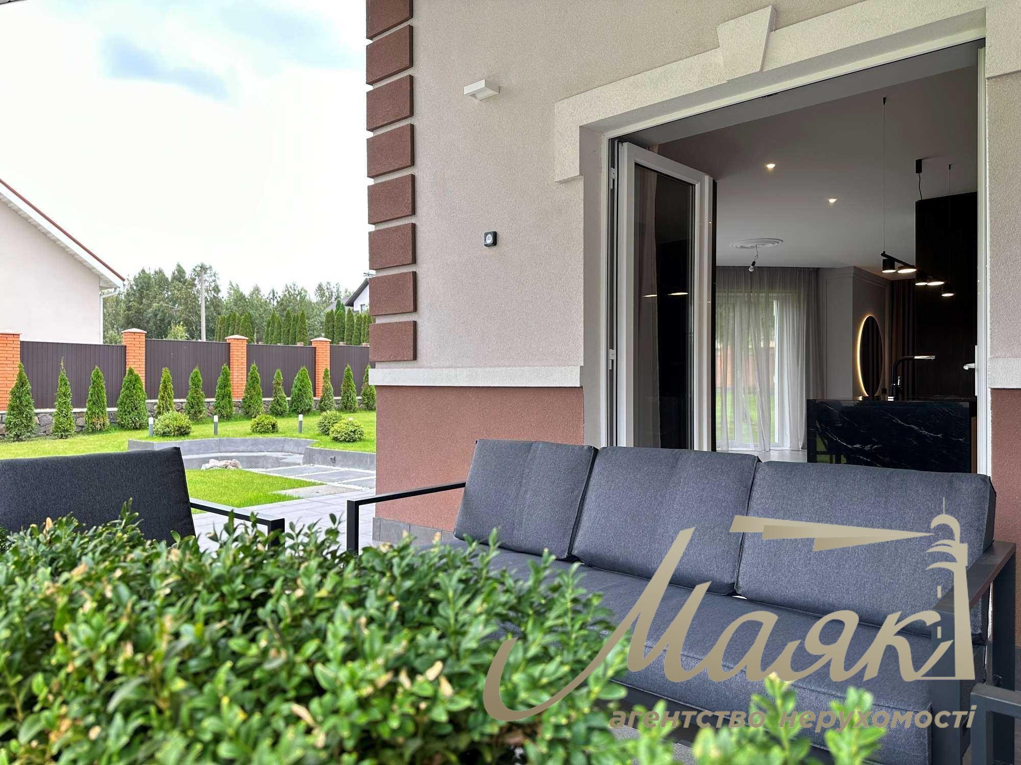 House for sale with designer renovation 356m2 in Ivankovichi