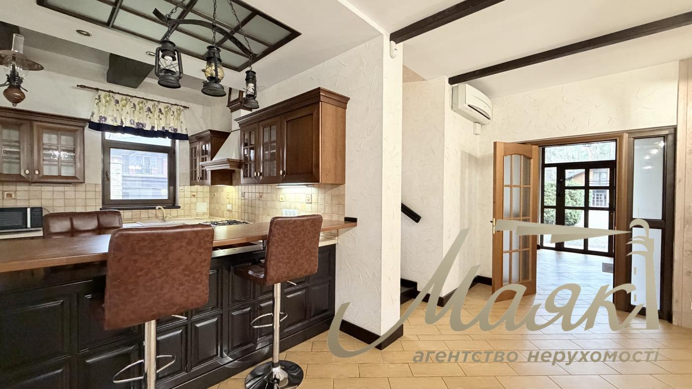 Оренда будинку К.Заспа, Козин, Плюти, оренда будинку в містечку, басейн, ліс, охорона