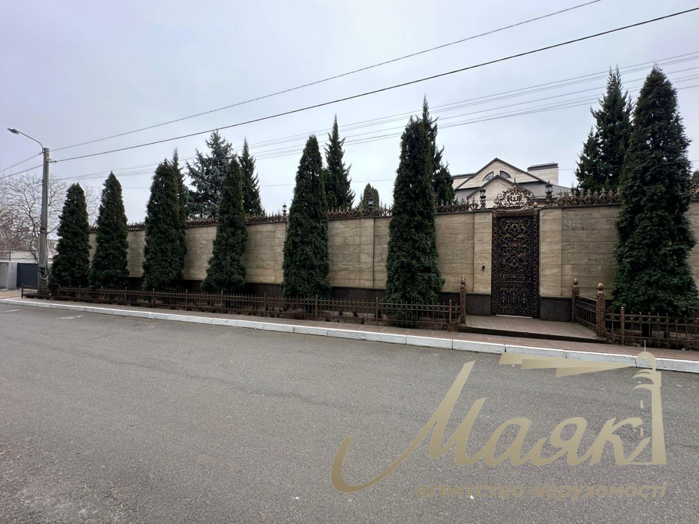 We offer for sale a luxurious house in Petropavlovska Borschagovka, Kiev, just 3 minutes from the city.