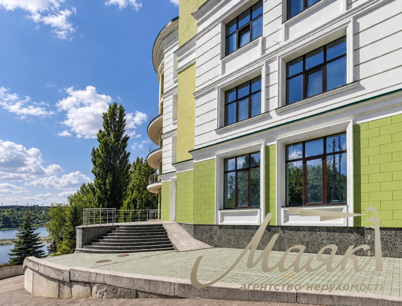 Продаж окремої комерційної будівлі площею 4 106 м² на Печерську, Набережно-Печерська дорога