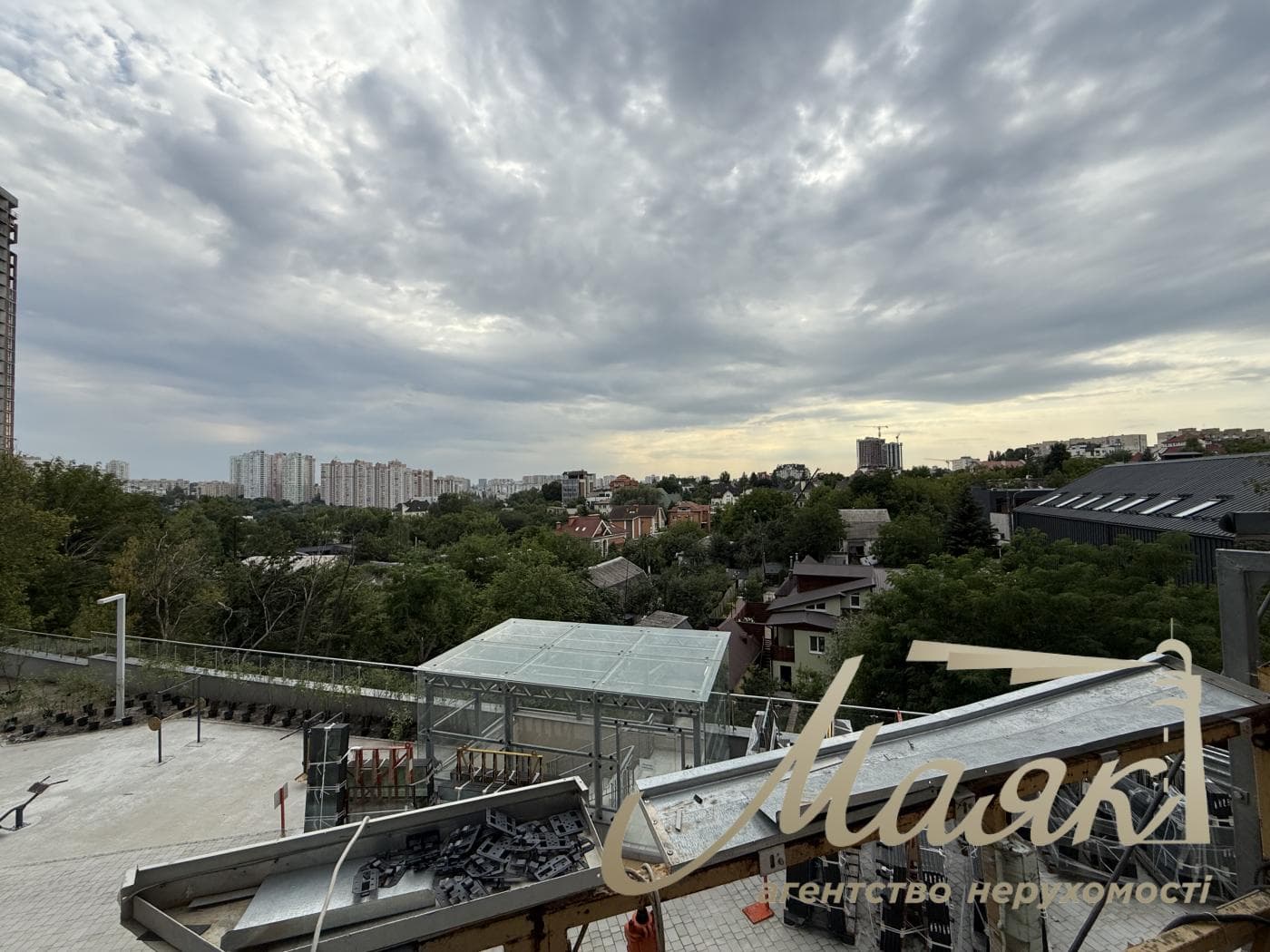 Rent a facade room 72.88m2 Dragomirova str. in the LCD "Novopecherskie Lipki"