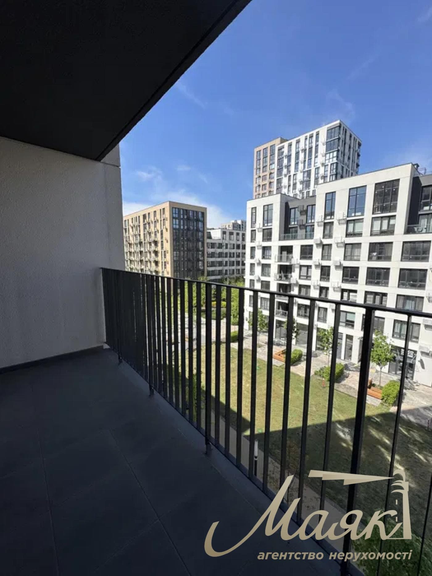 For sale 4-bedroom apartment LCD Fine Town, Salutnaya str.