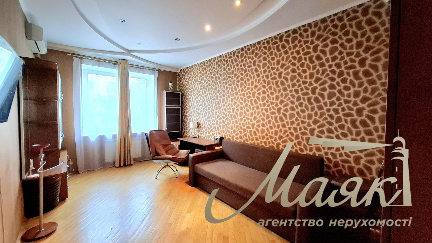Rent a renovated 3-bedroom apartment in Kyiv, Right Bank, Solomyanskyi District, 40 Lypkivskoho St., Vokzalna Metro Station