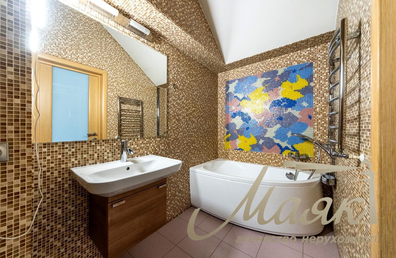 For sale house 400m2 in the village. Romankov, suburbs of Kiev, 18 acres, 8 km to Kiev, in Obukhiv district.