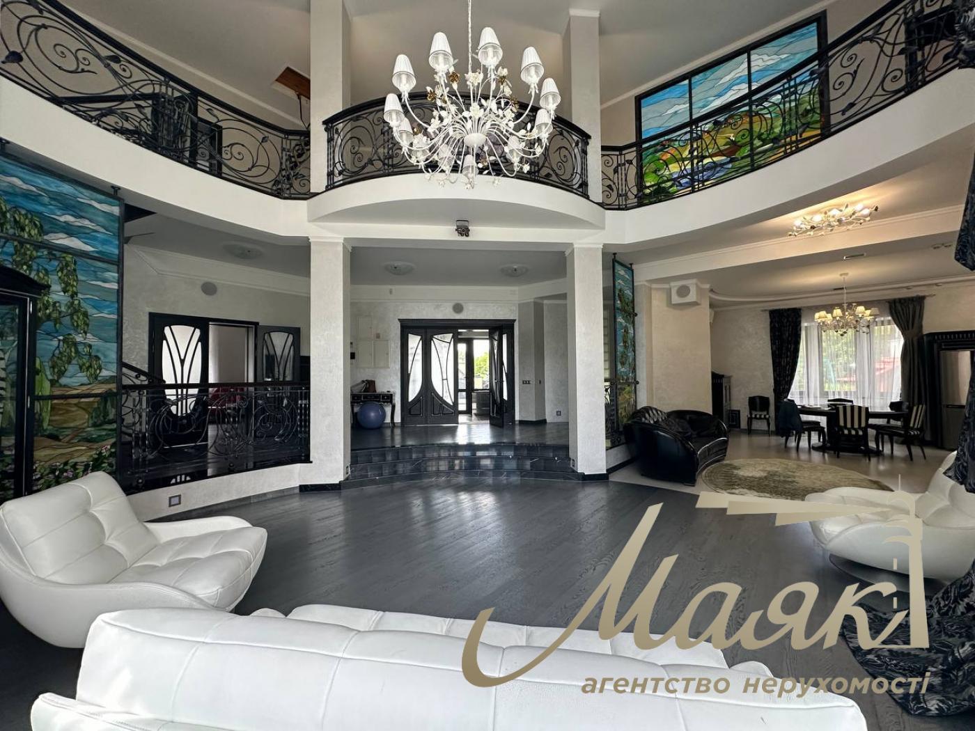 Продаж резиденції з двох будинків на 60 сотках землі на Хуторі Мриги, Голосіївський район.