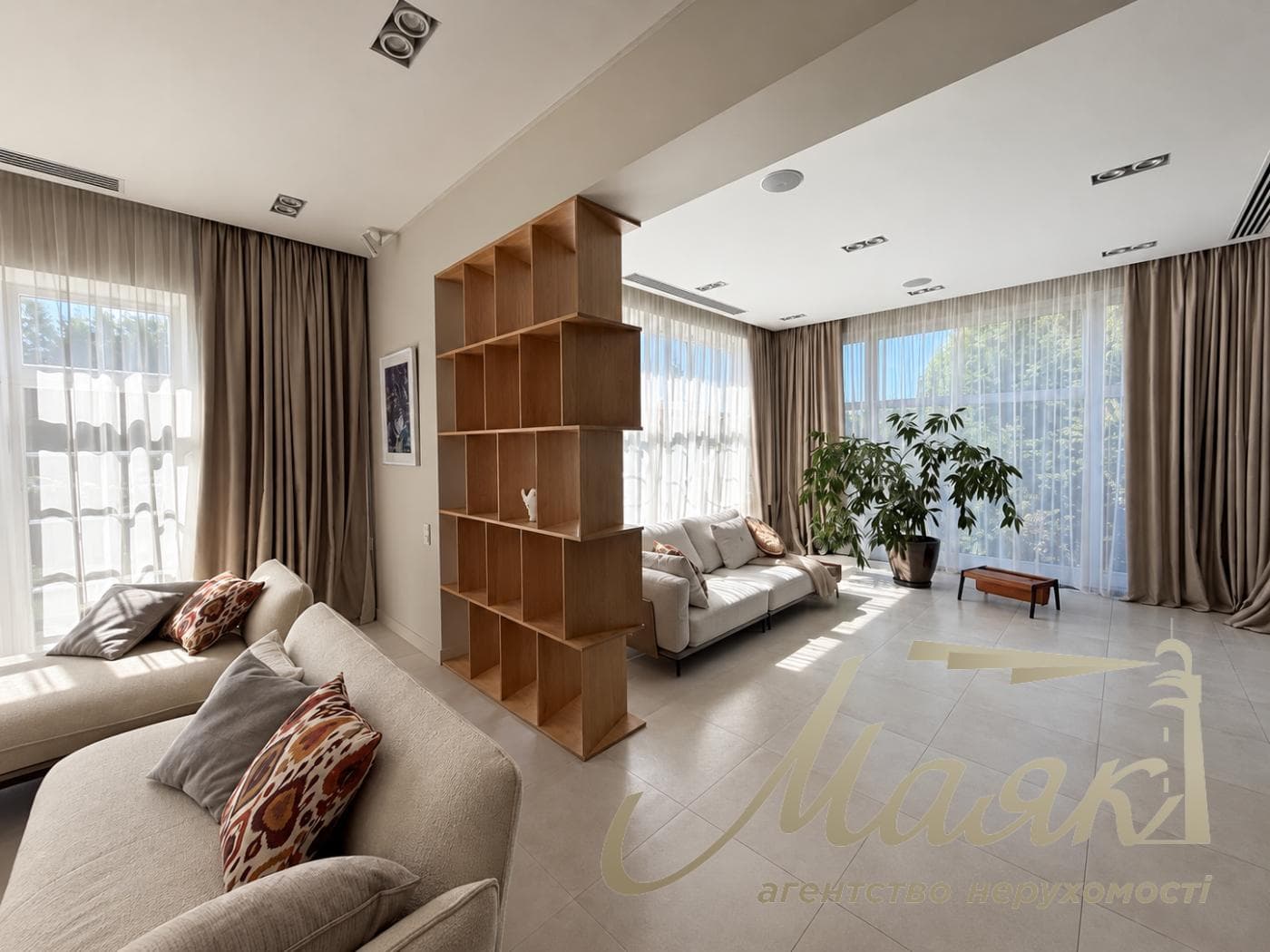 Оренда 2-поверхового будинку площею 570 м², Плюти