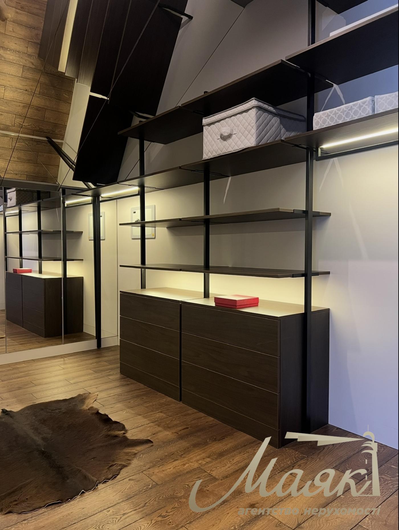 House for sale with designer renovation 356m2 in Ivankovichi