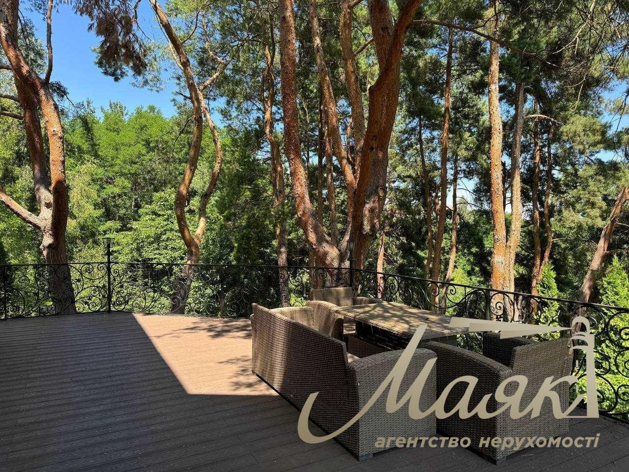 Оренда будинку з басейном у Лісниках, з приголомшливою ділянкою.