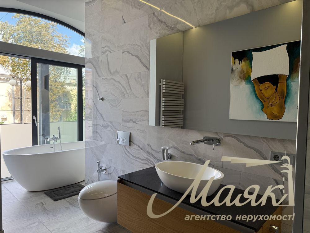 For sale premium apartment 75m2 in the very center of Kiev - Lutheranskaya Street, 7/10 (next to the Arch and Khreshchatyk).