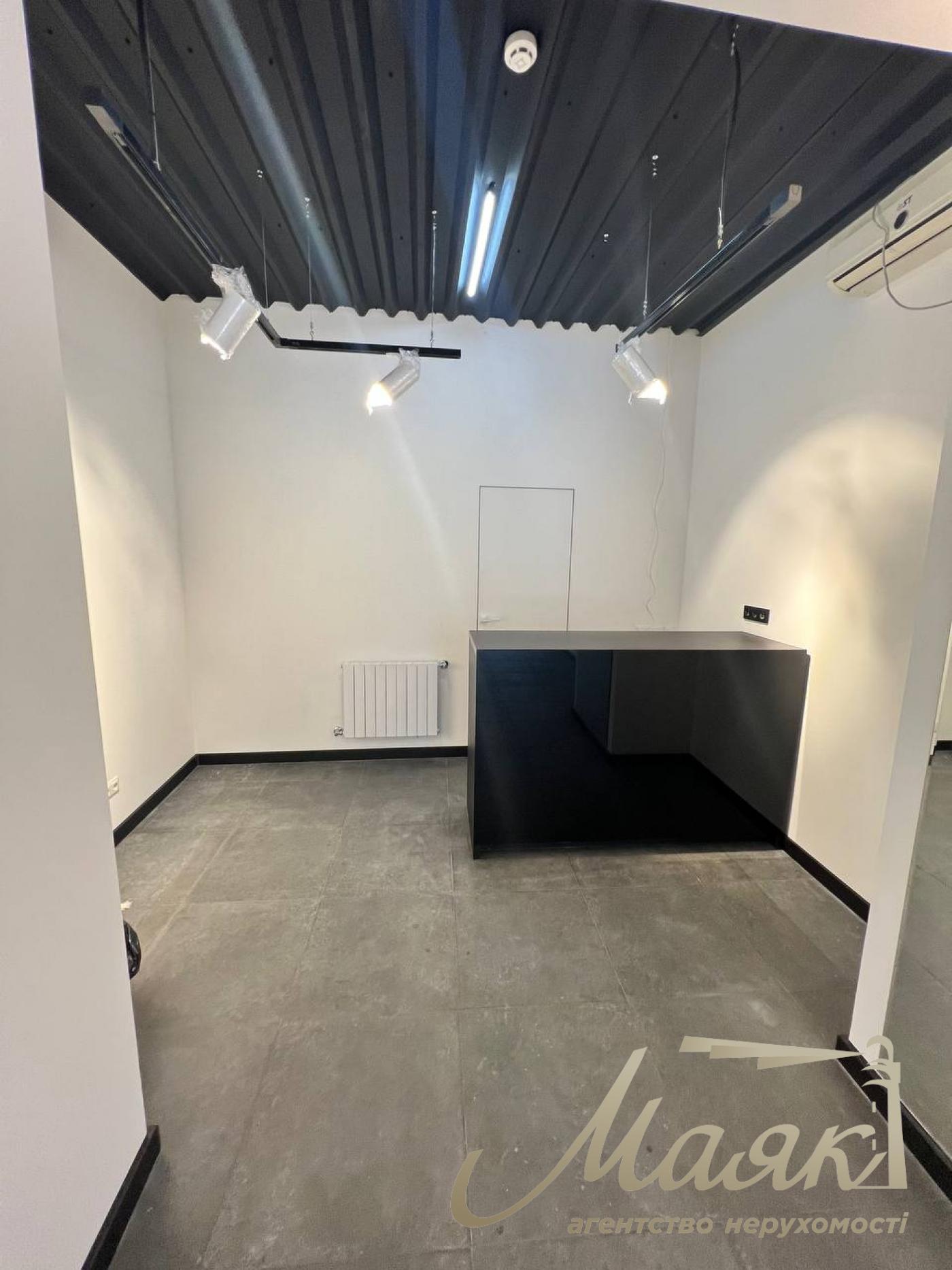 Продаж фасадного приміщення 43 м.кв. Печерський р-н, вул. Басейна