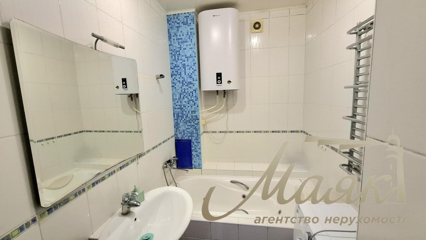 Rent a renovated 3-bedroom apartment in Kyiv, Right Bank, Solomyanskyi District, 40 Lypkivskoho St., Vokzalna Metro Station