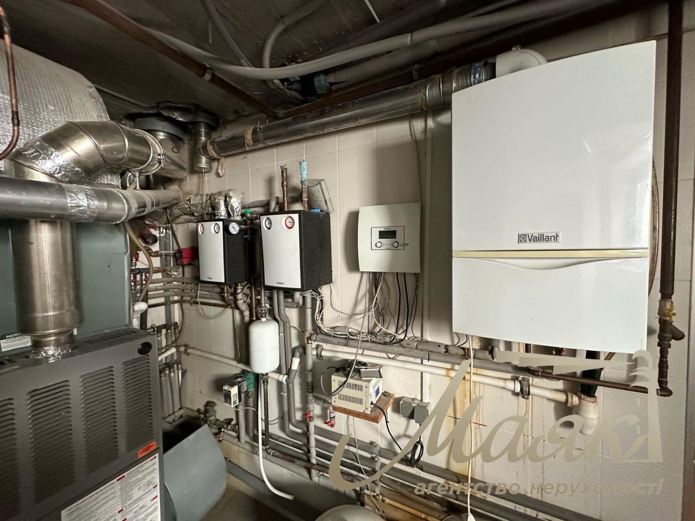 Пропонується до продажу будинок у лісовій зоні в селі Гореничі - в екологічно чистому місці серед сосен, поруч з озерами.