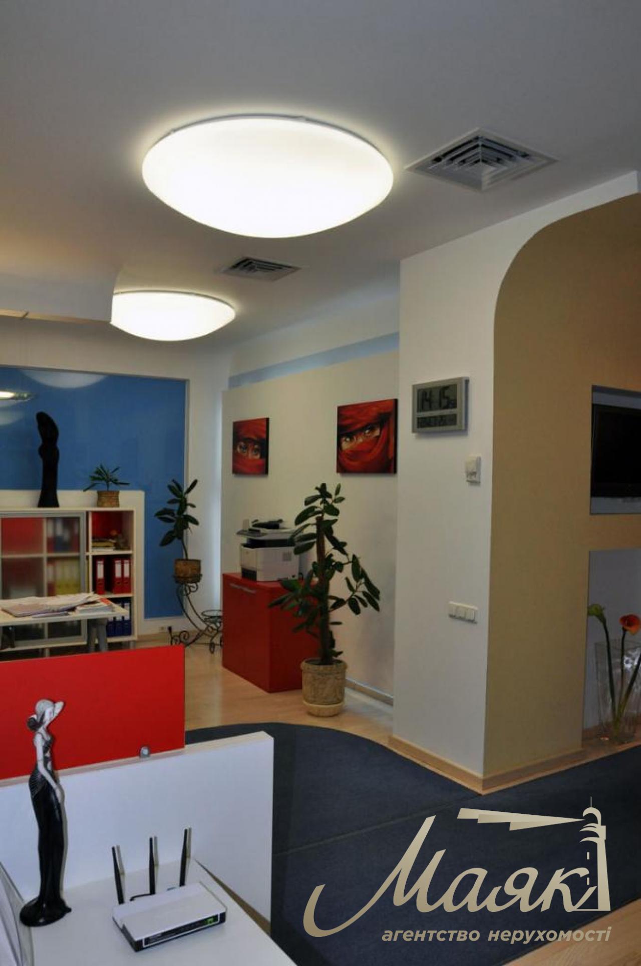 For sale is a respectable office of 178 sq.m. near Mariinsky Park on Grushevskogo Street 9A!