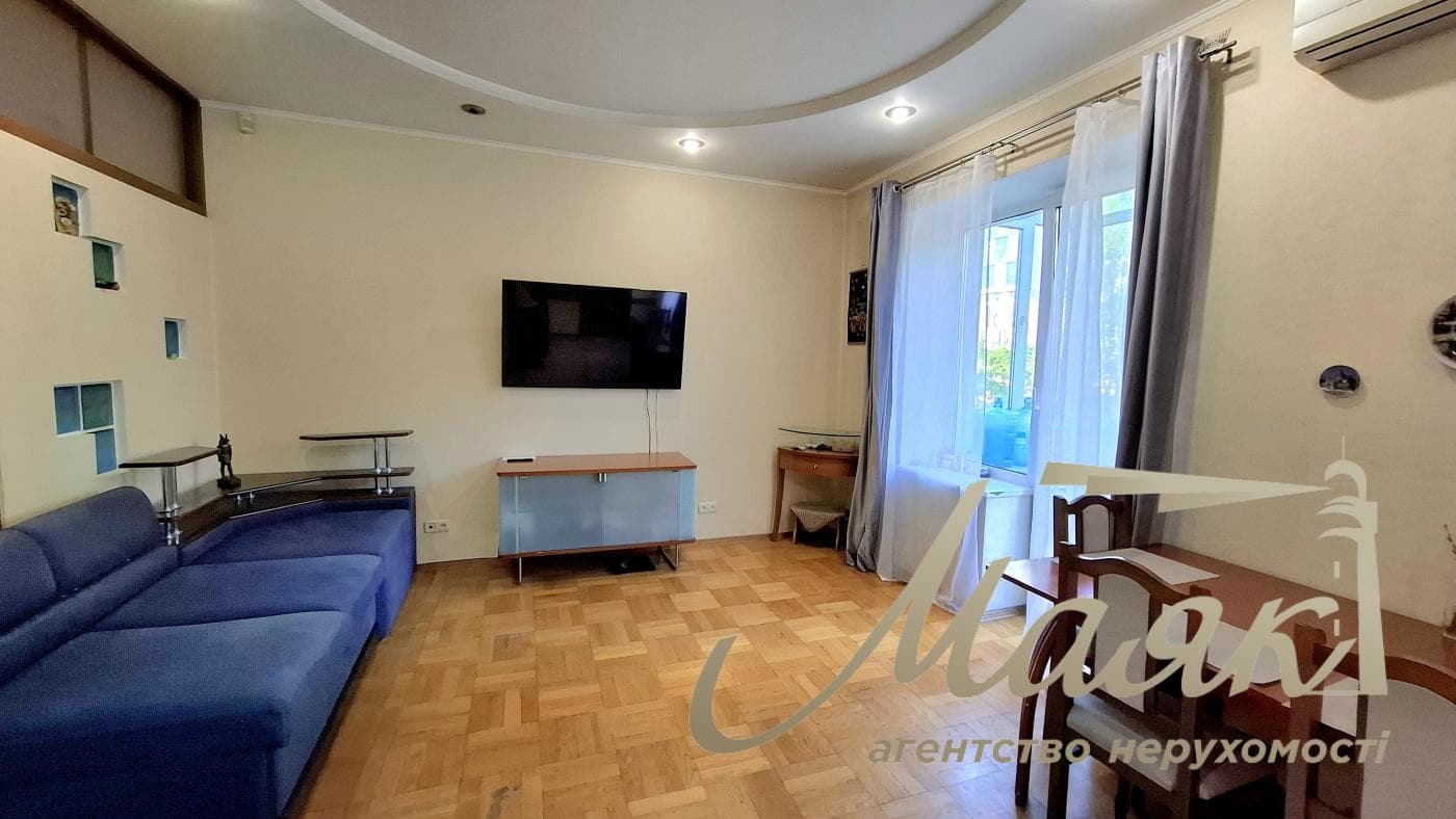 Rent a renovated 3-bedroom apartment in Kyiv, Right Bank, Solomyanskyi District, 40 Lypkivskoho St., Vokzalna Metro Station