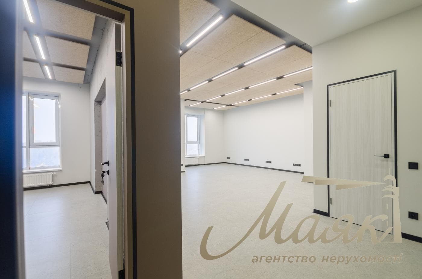 Office for rent 172m2 in Vladimirsky Residential Complex at 109 Antonovicha Street.