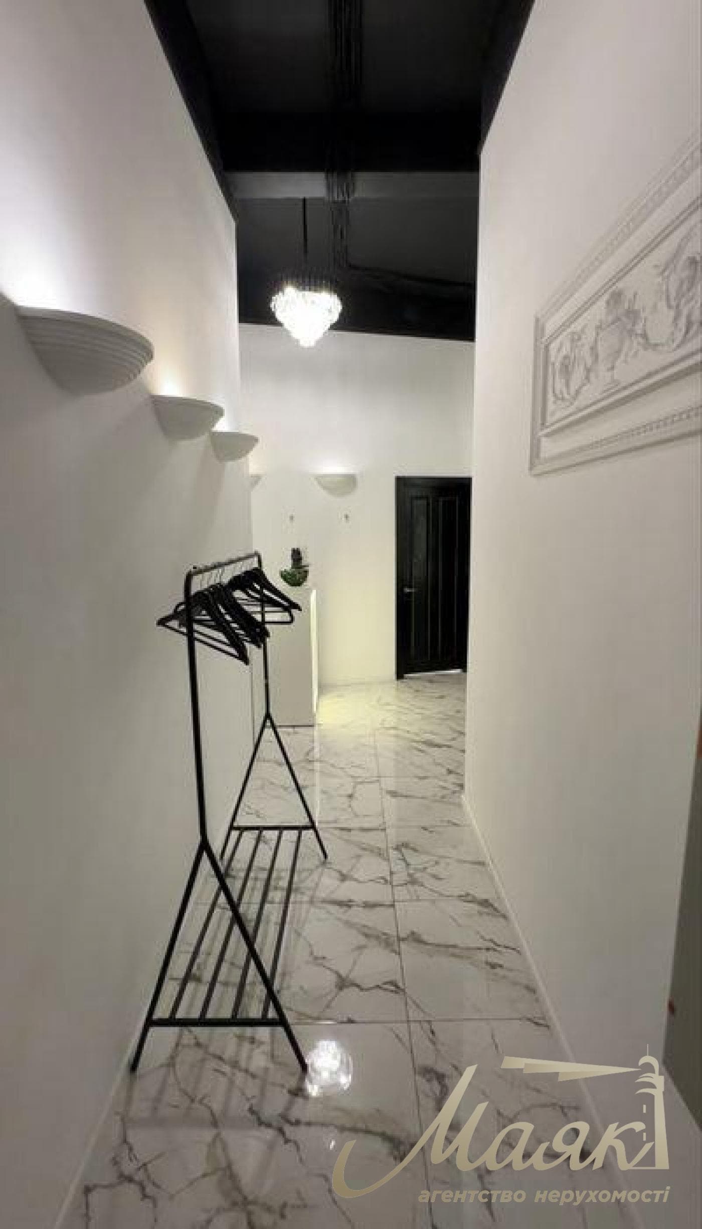 Продажа фасадного помещения 67 м² с действующим арендатором, пер. Михайловский, метро Майдан Независимости