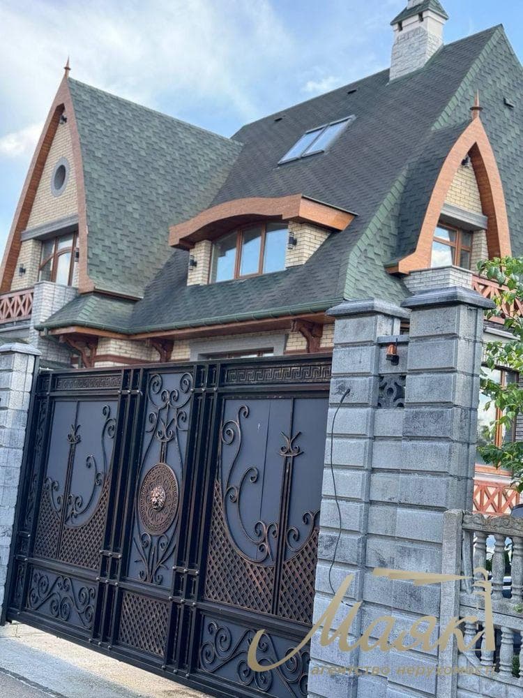 Продаж будинку площею 298 м² з чорновим ремонтом, 8 соток землі на березі Дніпра, Оболонь, кооператив «Чорнобилець»