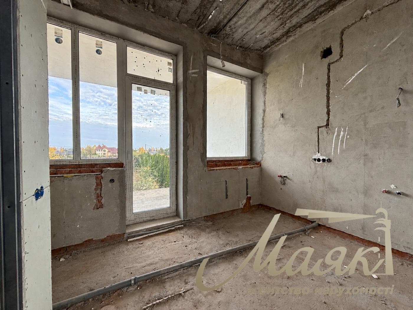 3-story house for sale, 325 m², village of Plyuty