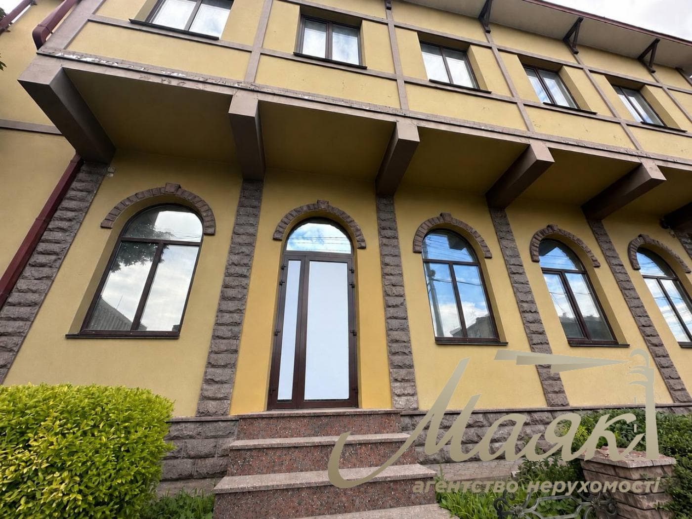 Оренда комерційного приміщення з окремим входом з фасаду площею 265 м² на Печерську.