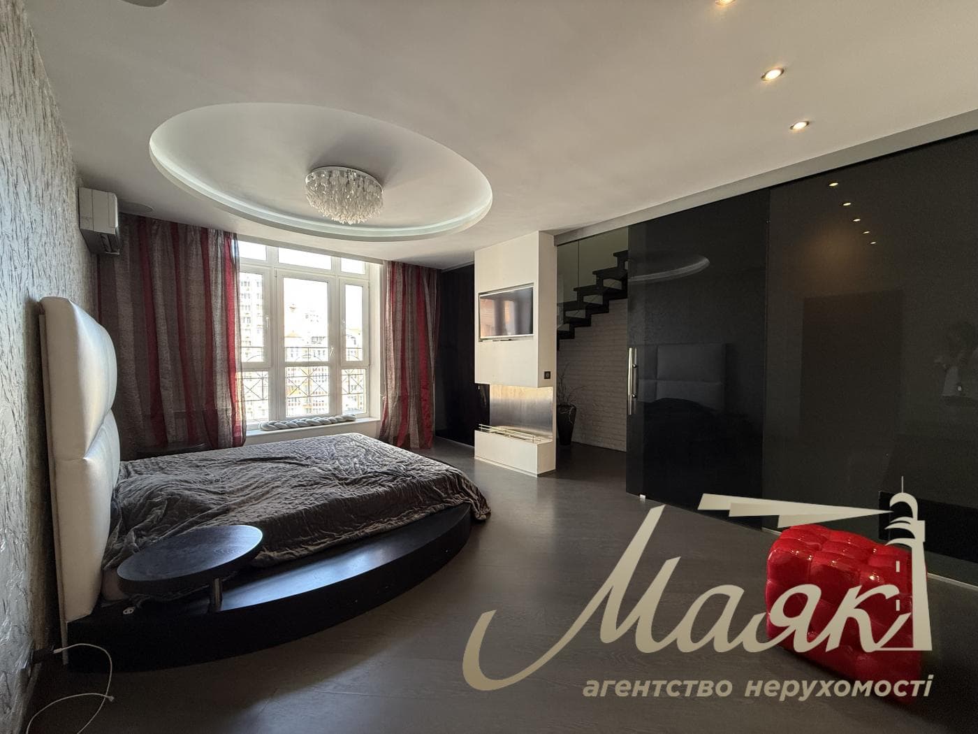 Оренда триповерхової квартири площею 190 м² + тераса на Оболонській набережній.
